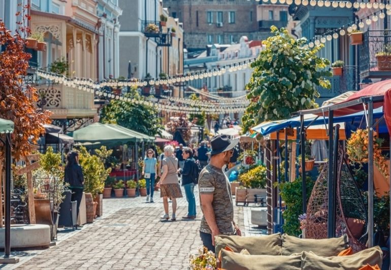 Hangi ülke turistleri Gürcistanda en çok para harcıyor ve fazla gece geçiriyor