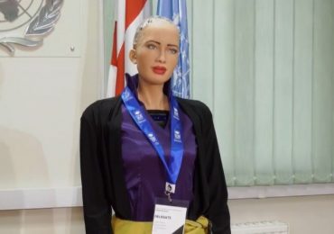 Dünyanın ilk vatandaş robotu Sophia Gürcistan’da