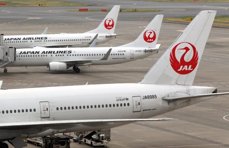 No more 'ladies and gentlemen' on Japan Airlines flights - BBC