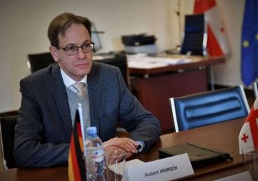 ევროკავშირი: „ვგმობთ თავდასხმებს გერმანიის ელჩის ჰუბერტ ქნირშის წინააღმდეგ”