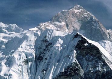 Mt Everest grows by nearly a metre to new height - BBC