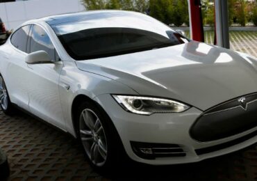 Tesla 135,000 ელექტრომობილს უკან იწვევს