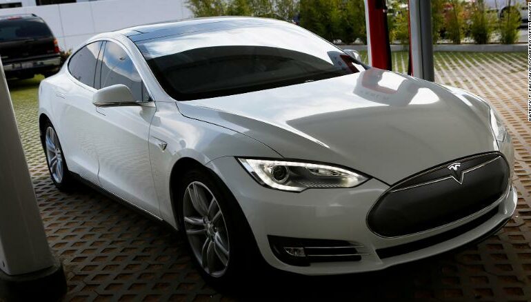 Tesla 135,000 ელექტრომობილს უკან იწვევს