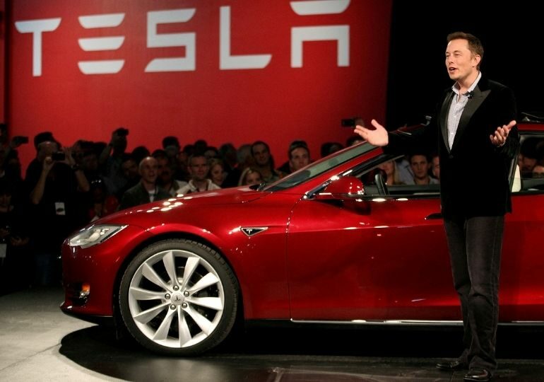 Tesla ომში გაწვეულ უკრაინელ თანამშრომლებს მინიმუმ სამი თვე ხელფასს მაინც გადაუხდის