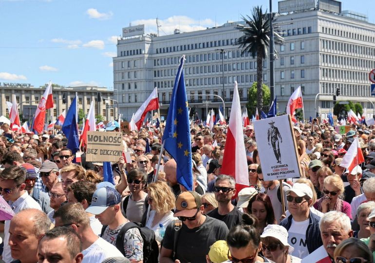 პოლონეთში ანტისამთავრობო პროტესტს ასიათასობით დემონსტრანტი შეუერთდა