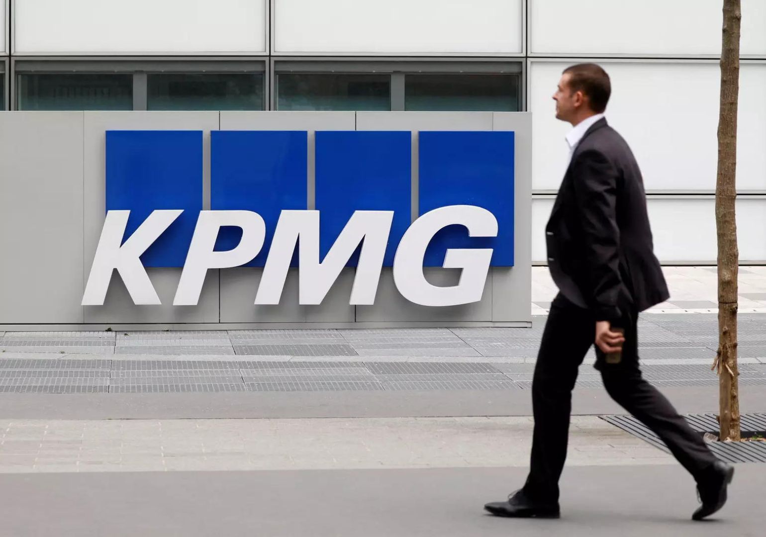 KPMG ხელოვნურ ინტელექტისა და ღრუბლოვანი სერვისების განვითარებაში $2 მილიარდის ინვესტიციას ჩადებს